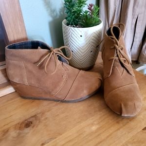 Suade leather lace up wedge booties